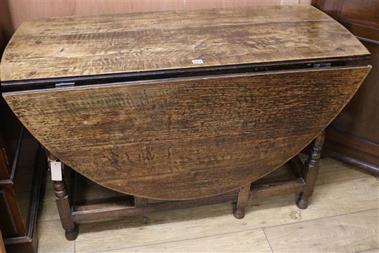 An oak gateleg table W.120cm